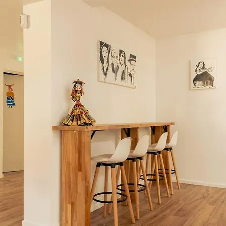 Behappy & Rooftop Hostel *